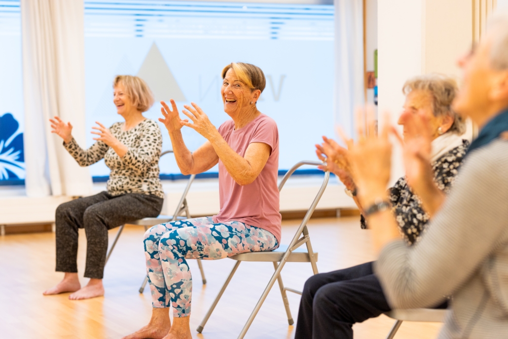 Yoga auf dem Stuhl